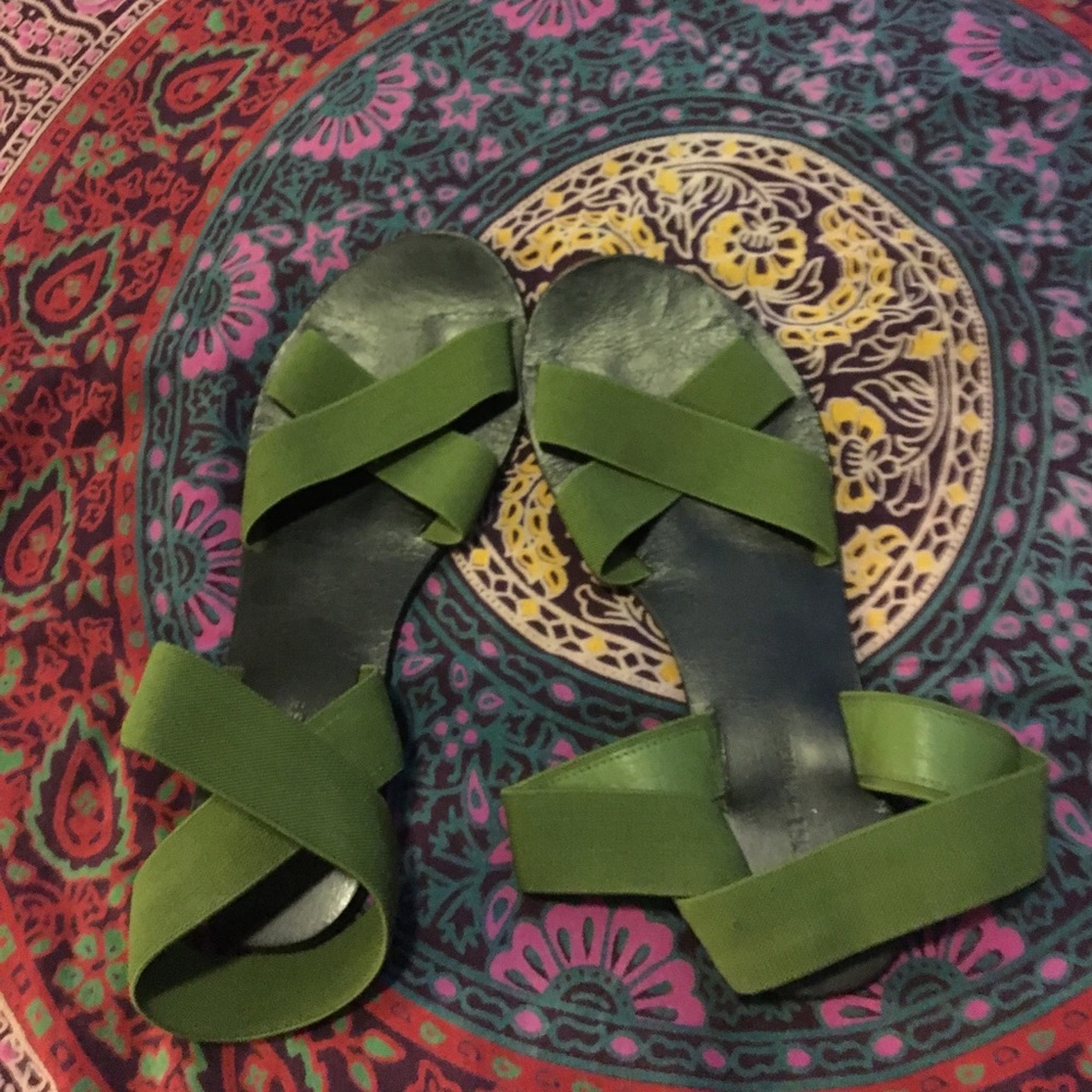 Green elastic strappy sandals. 🌳☘️