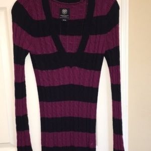 American Eagle sweater V-neck