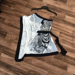 Tunic with bat-wing sleeve