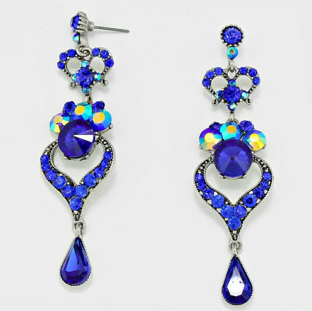 🆕Crystal Rhinestone Heart Dangle Earrings🆕 - Picture 2 of 3