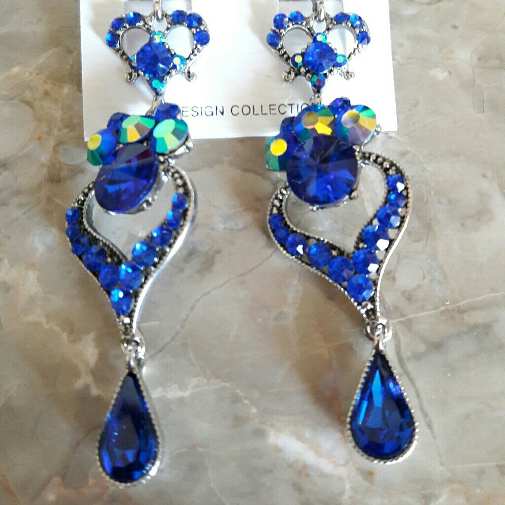 🆕Crystal Rhinestone Heart Dangle Earrings🆕 - Picture 3 of 3