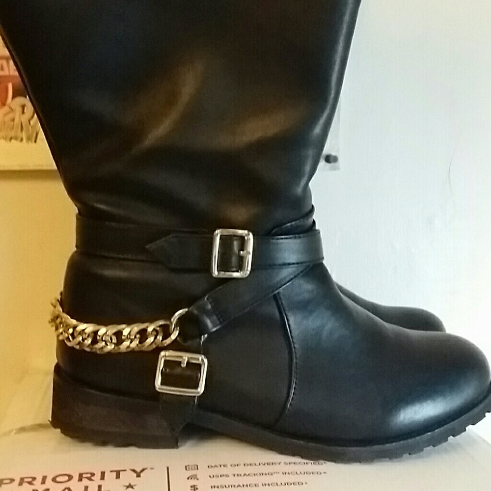 Legroom boot w/ chain detail sz6EEE Wide calf