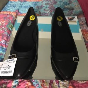 Black and comfortable DrScholls flats
