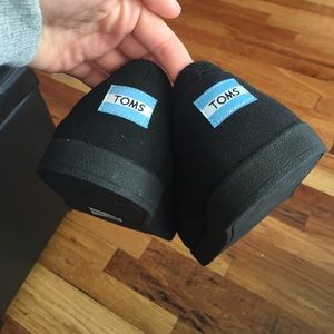 Women's all black canvas Paseos Tom's