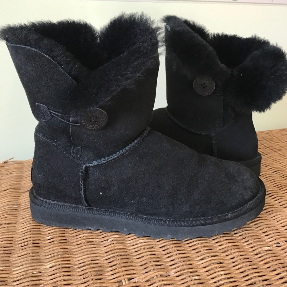 Like new short Bailey Button Black Uggs