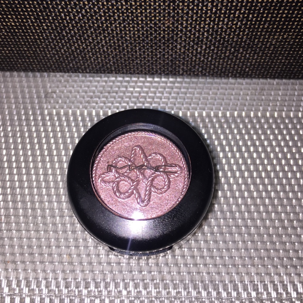 Mac Smoky Mauve eye shadow