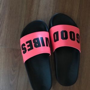 "GOOD VIBES" PINK slides