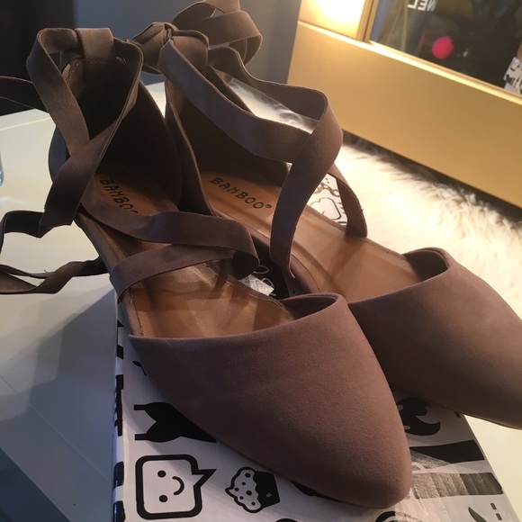 🙅🏽SOLD🙅🏽 Faux Suede Flats Lace Up Tan size 8 - Picture 2 of 2