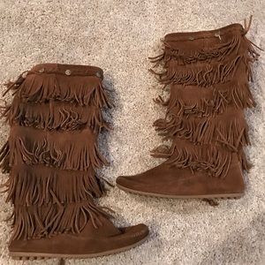 Minnetonka 5 layer fringe chestnut boots