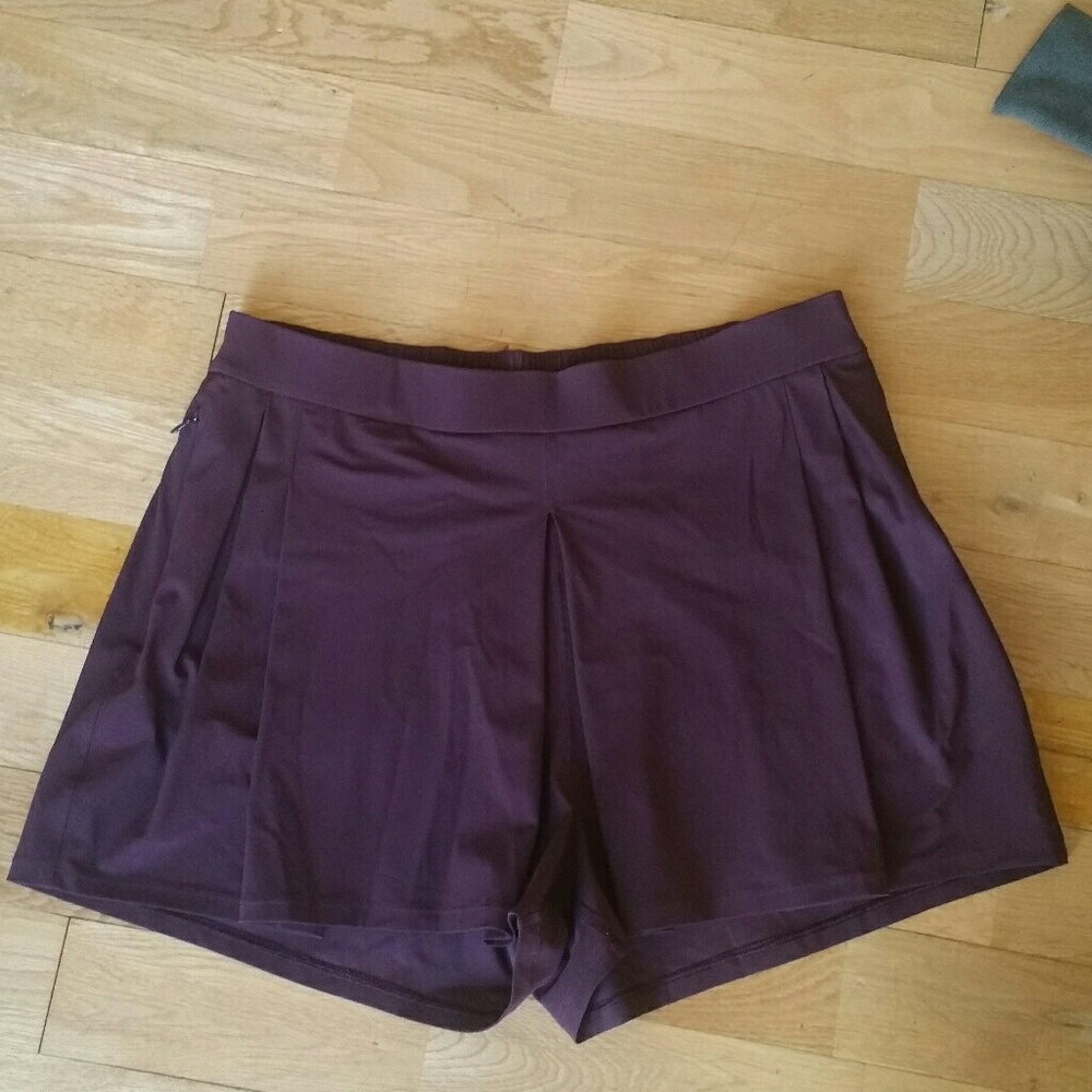 price firm! lululemon maroon pleated shorts