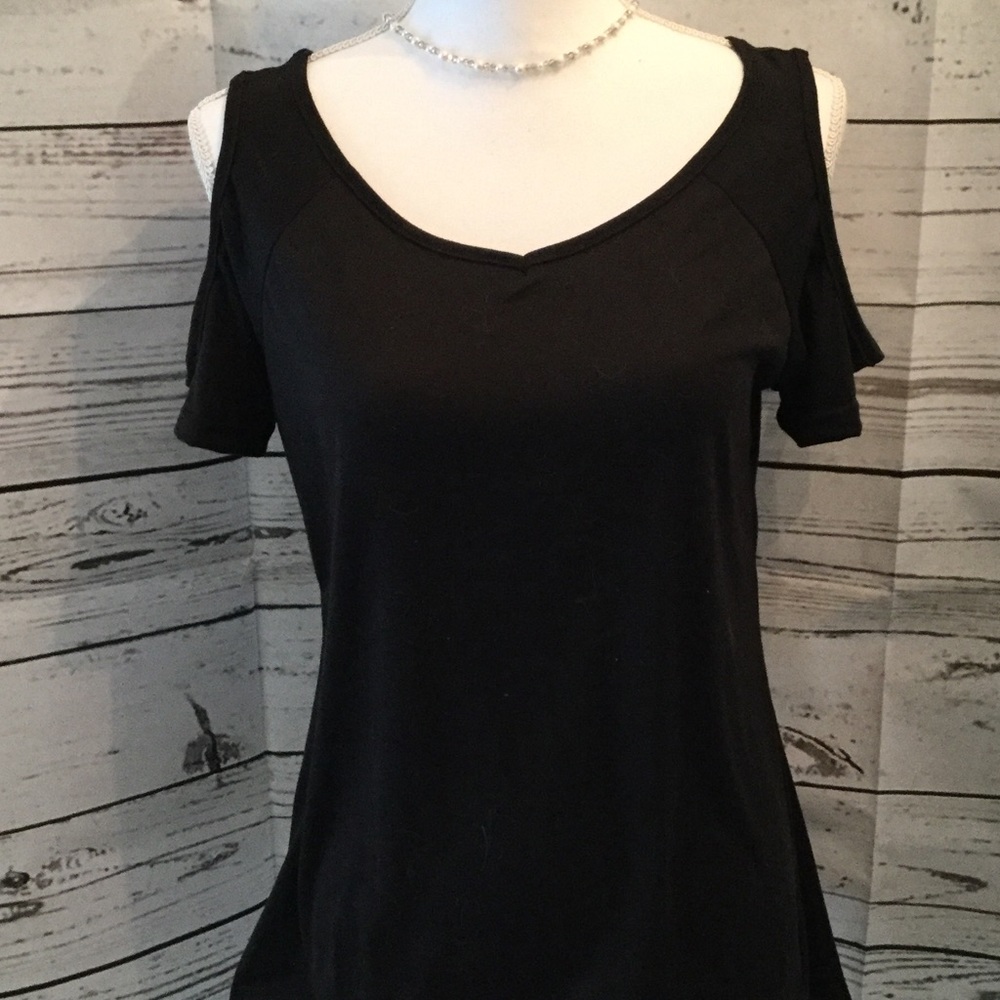Cold shoulder tee in black