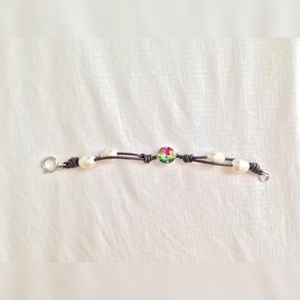 Pearl bracelet with cute gem in the middle