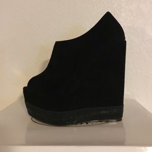 Steve Madden Black Suede Peep Toe Wedges