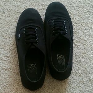 ALL BLACK VANS