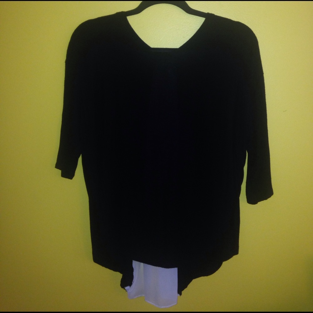 Flowy black 3/4 sleeve shirt