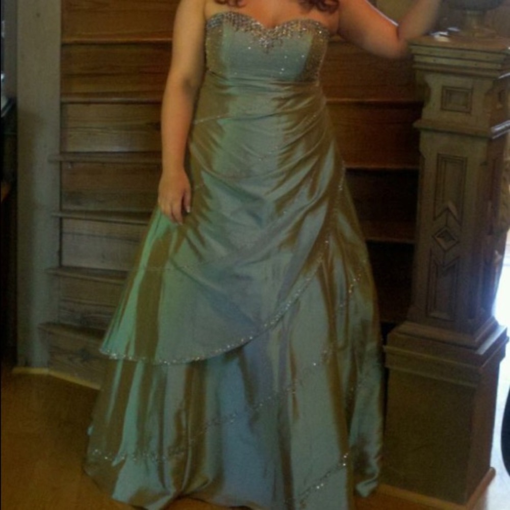 BEAUTIFUL GREEN FLOOR LENGTH PROM DRESS