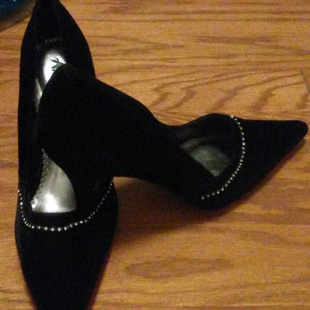 Brand new pointed heels