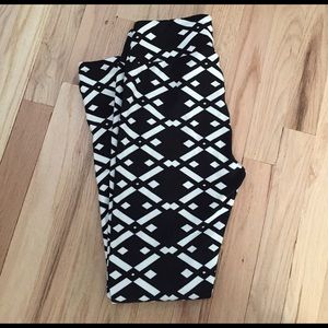BRAND NEW! LulaRoe black and white leggings OS