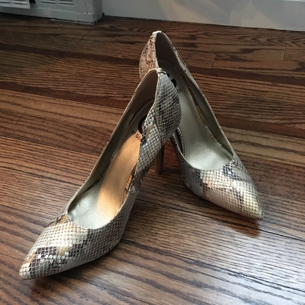 Never worn faux snakeskin gold and beige pump