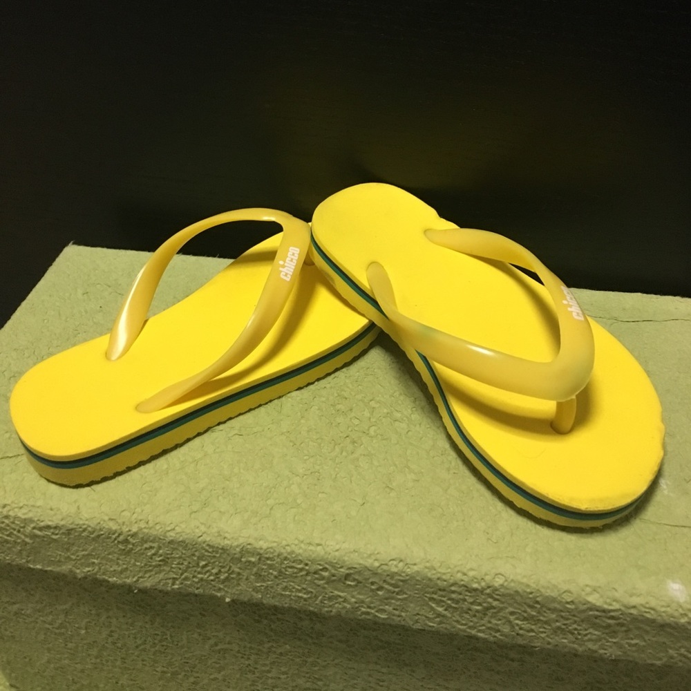 Chicco yellow flip flops toddler boys  size 8-9