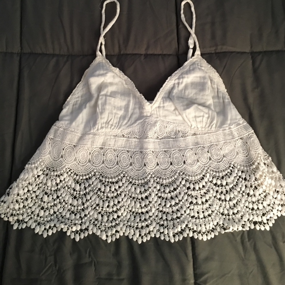 🆕 Hollister Eyelet Embroidered Crop Tank