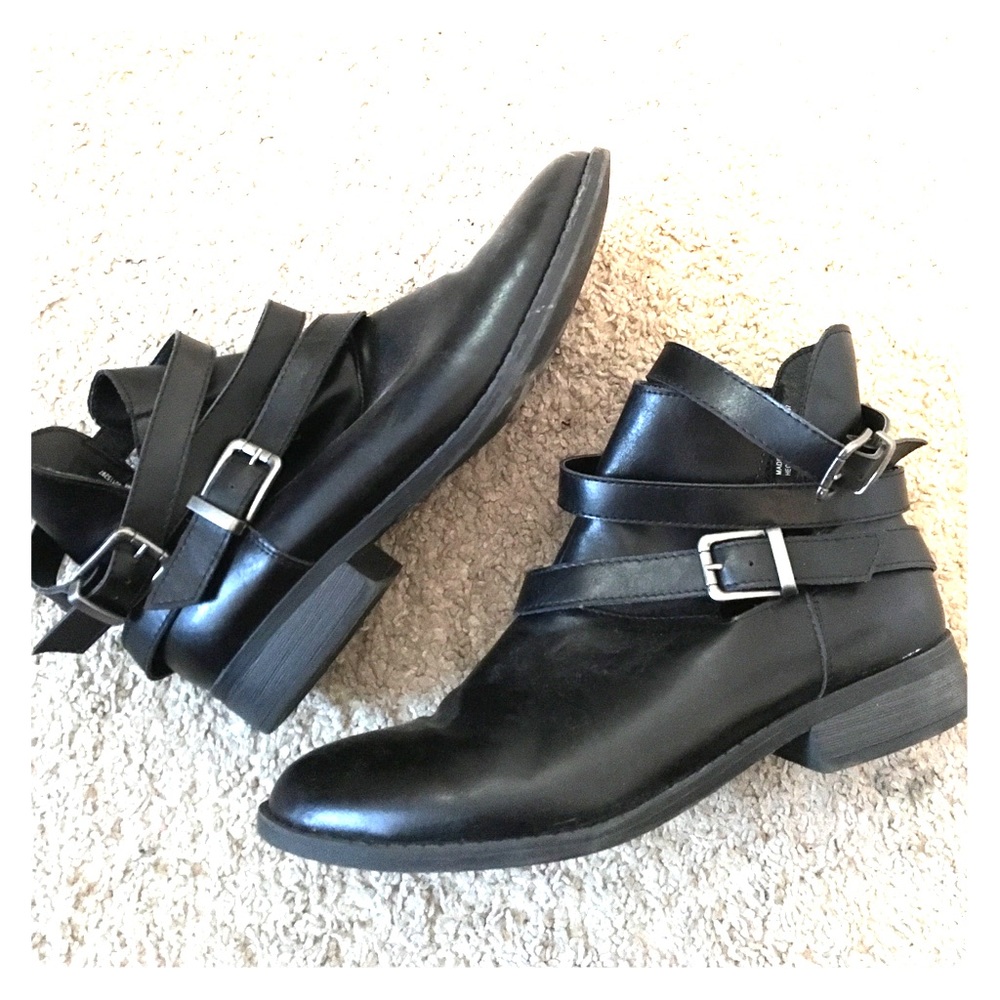 Flat boots