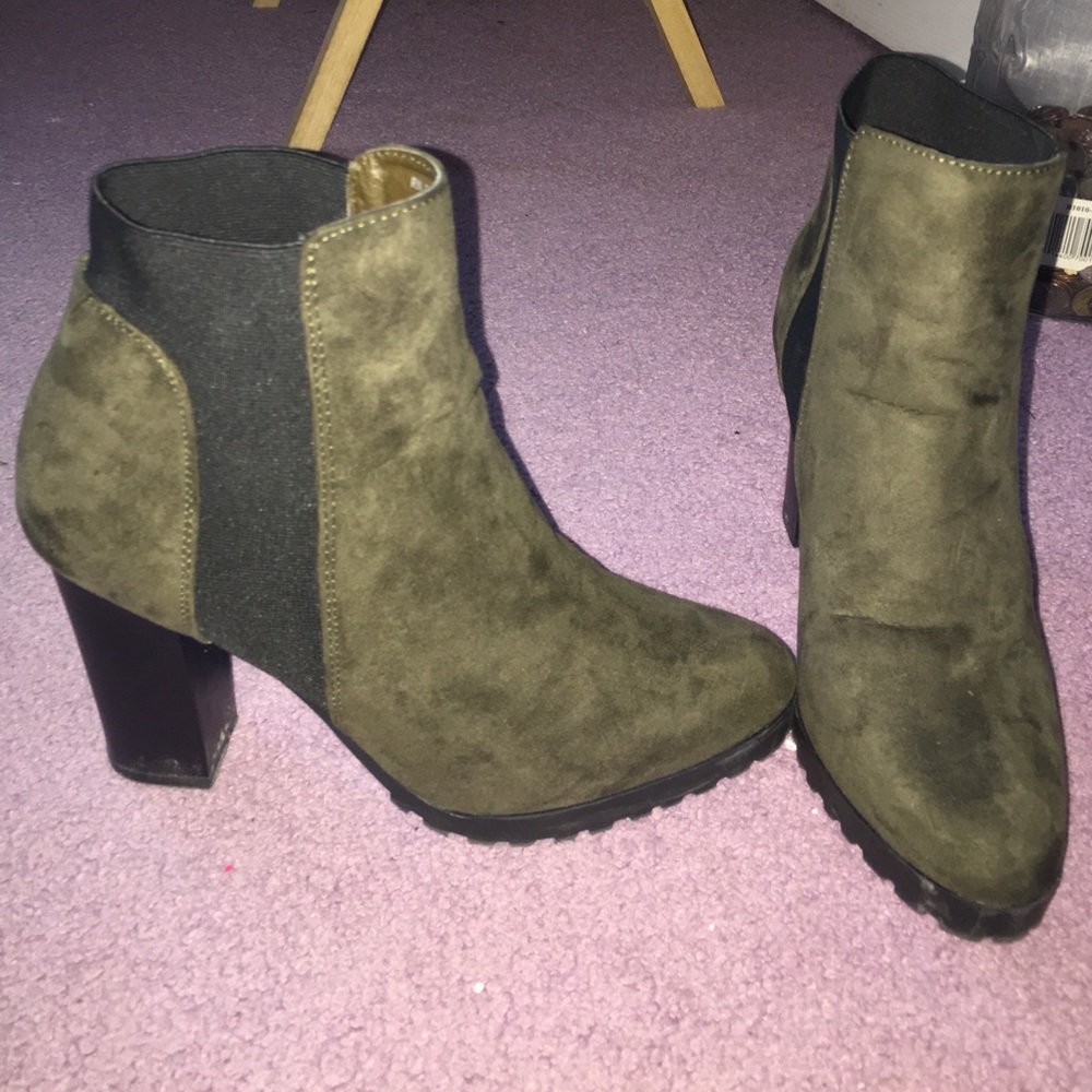 Size 8 green & black booties