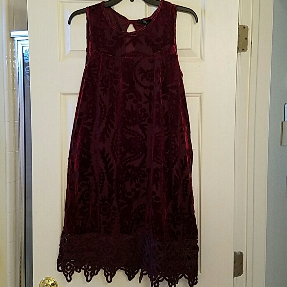 Cupio Burgundy Dress