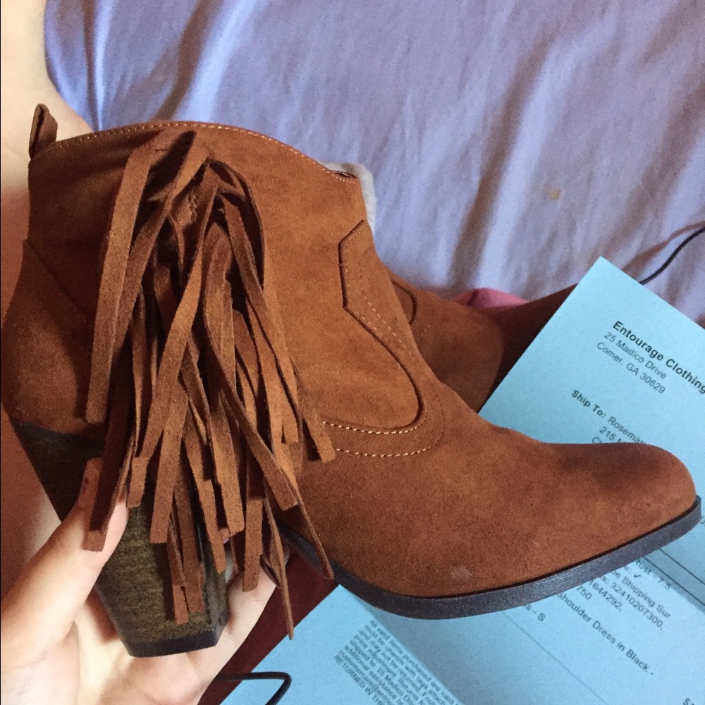 Size 7.5 BRAND NEW fringe booties