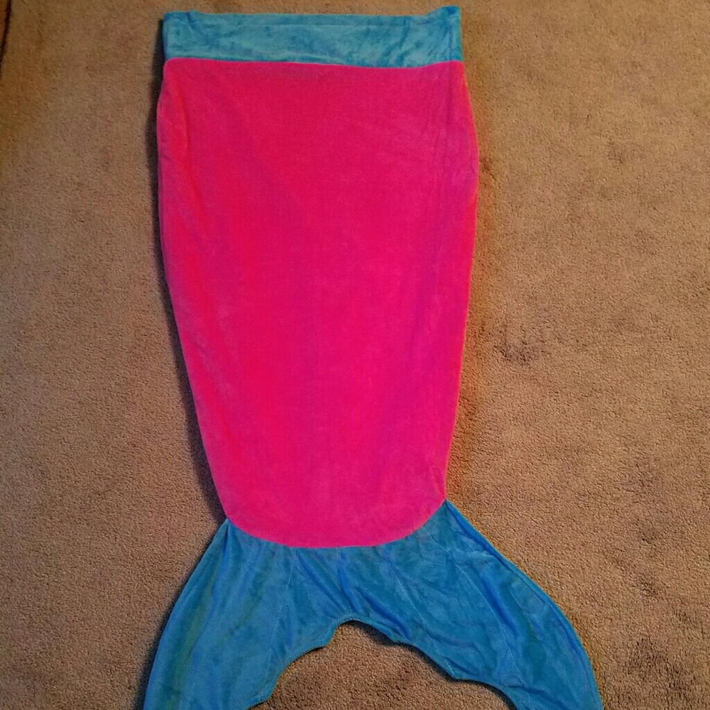 *SOLD* BNWOT CHILD'S MERMAID BLANKET! HOT ITEM!!