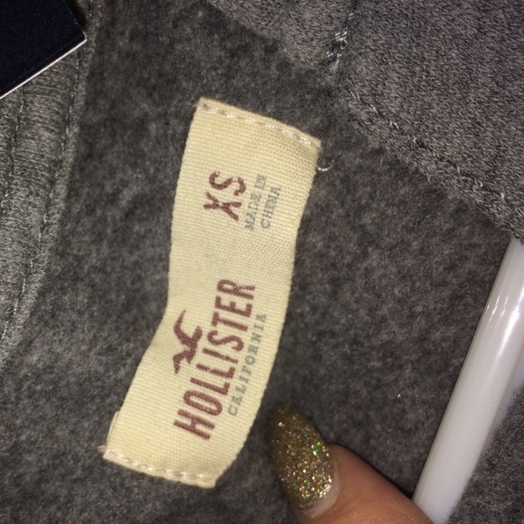 NWT Hollister Sweatshirt - Picture 2 of 3