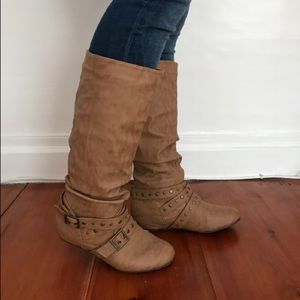 Cute tan boots!