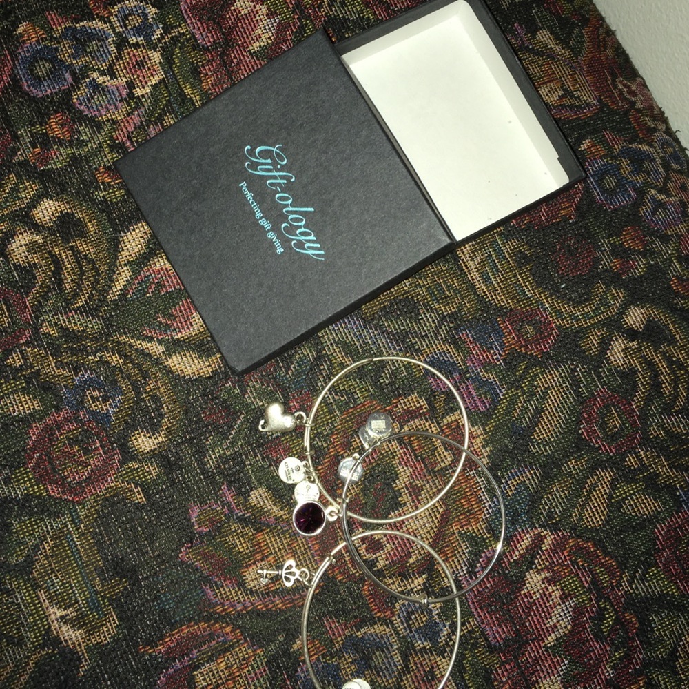 Bracelets - Picture 1 of 3