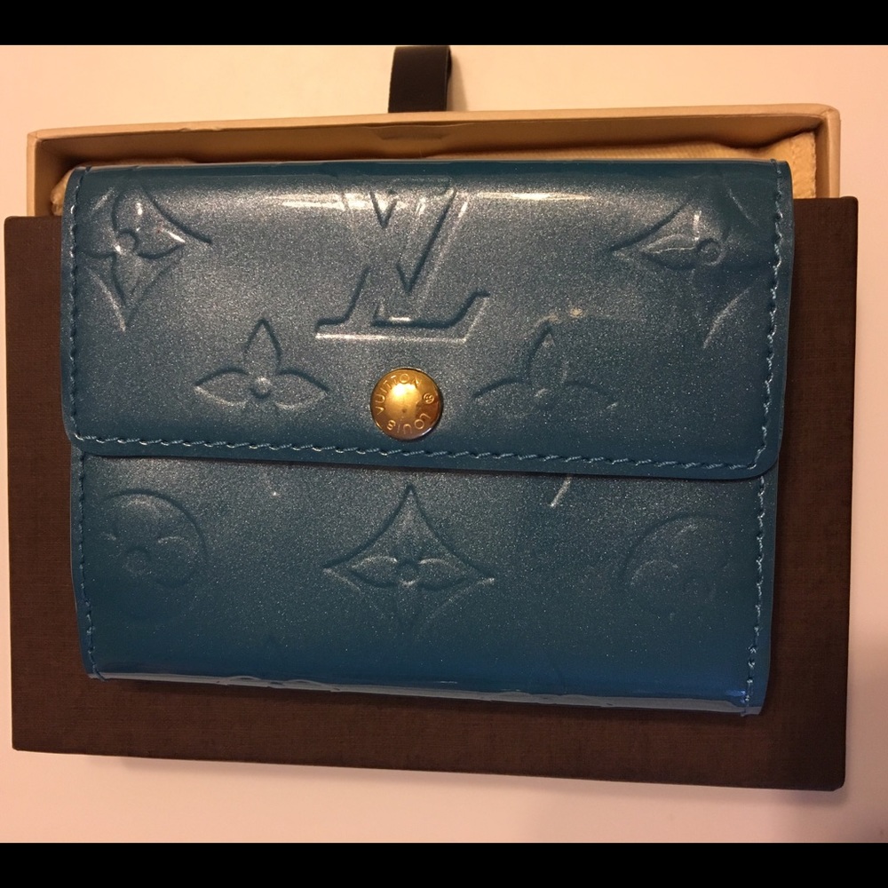 Sold!!!Authentic Louis Vuitton vernis card holder