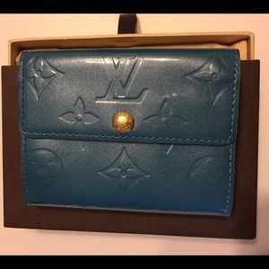 Sold!!!Authentic Louis Vuitton vernis card holder