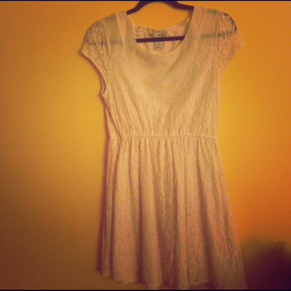 White short sleeve lace-style cinched flowy dress