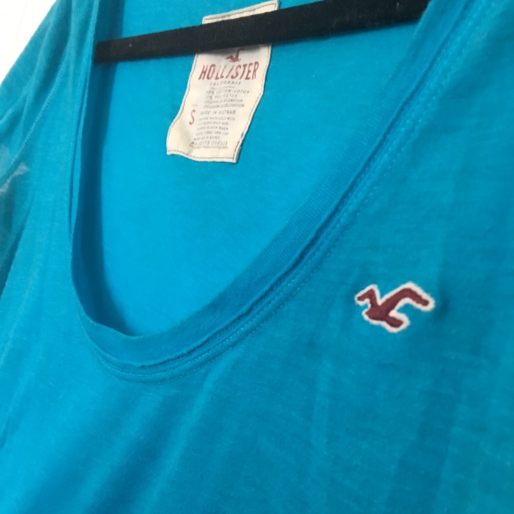 Hollister tee