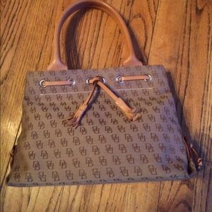 Dooney and Bourke satchel, like new condition! 🌺