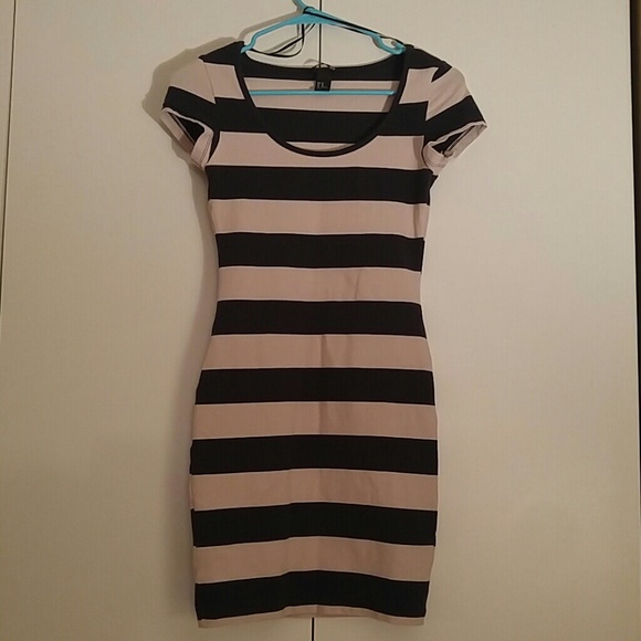 H&M Form fitting dress - Picture 2 of 3