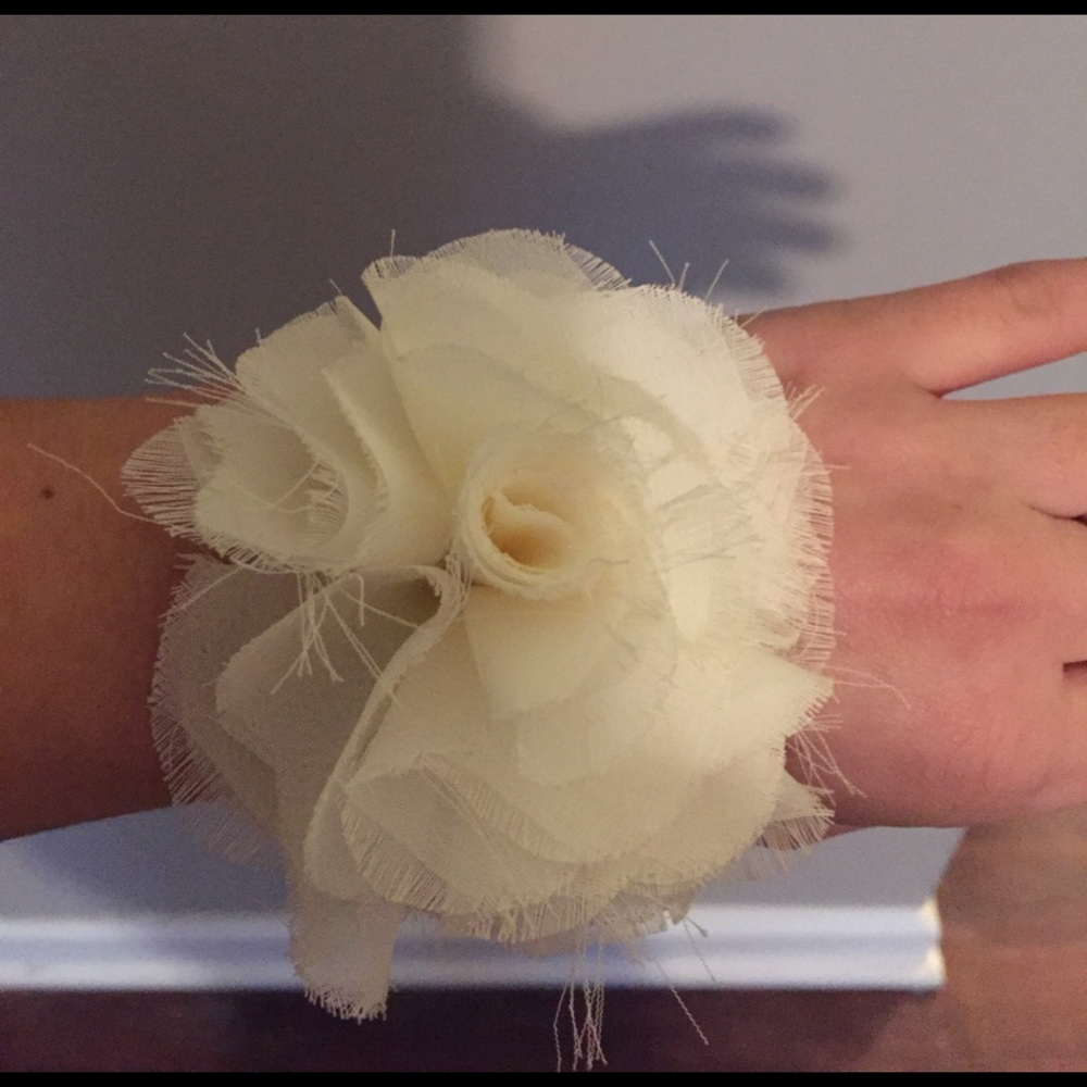 White flower with pearls bracelet