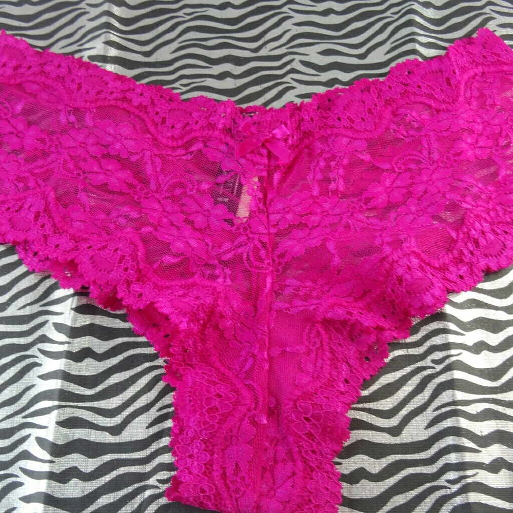 NWT Victoria's Secret Cheeky Lace Panty Medium .