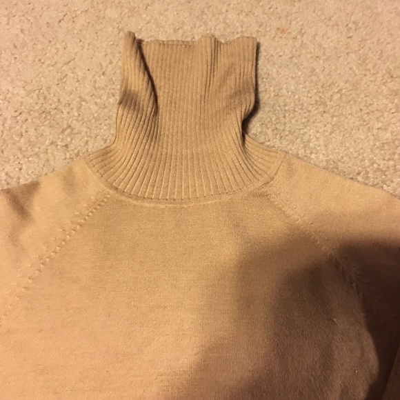 Beautiful tan turtleneck never used - Picture 4 of 4