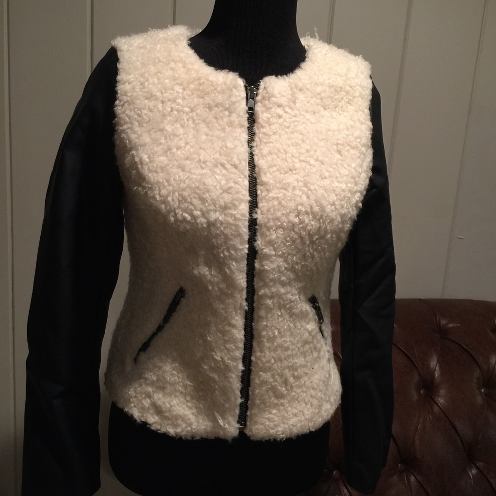 Beautiful American Eagle jacket.. cute with jean