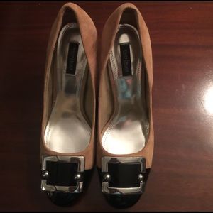 Suede and patent leather pumps