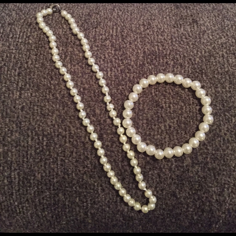 Pearl necklace and bracelet
