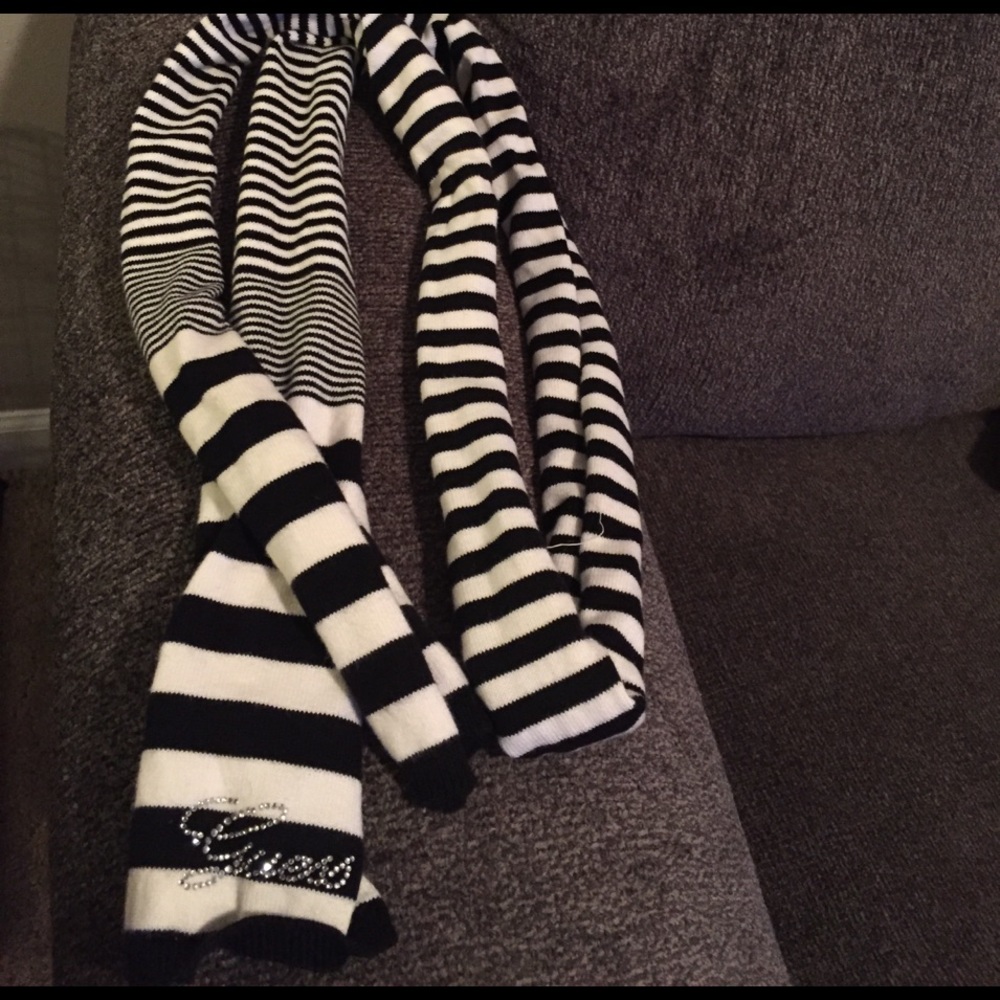 Black and white stripped scarf