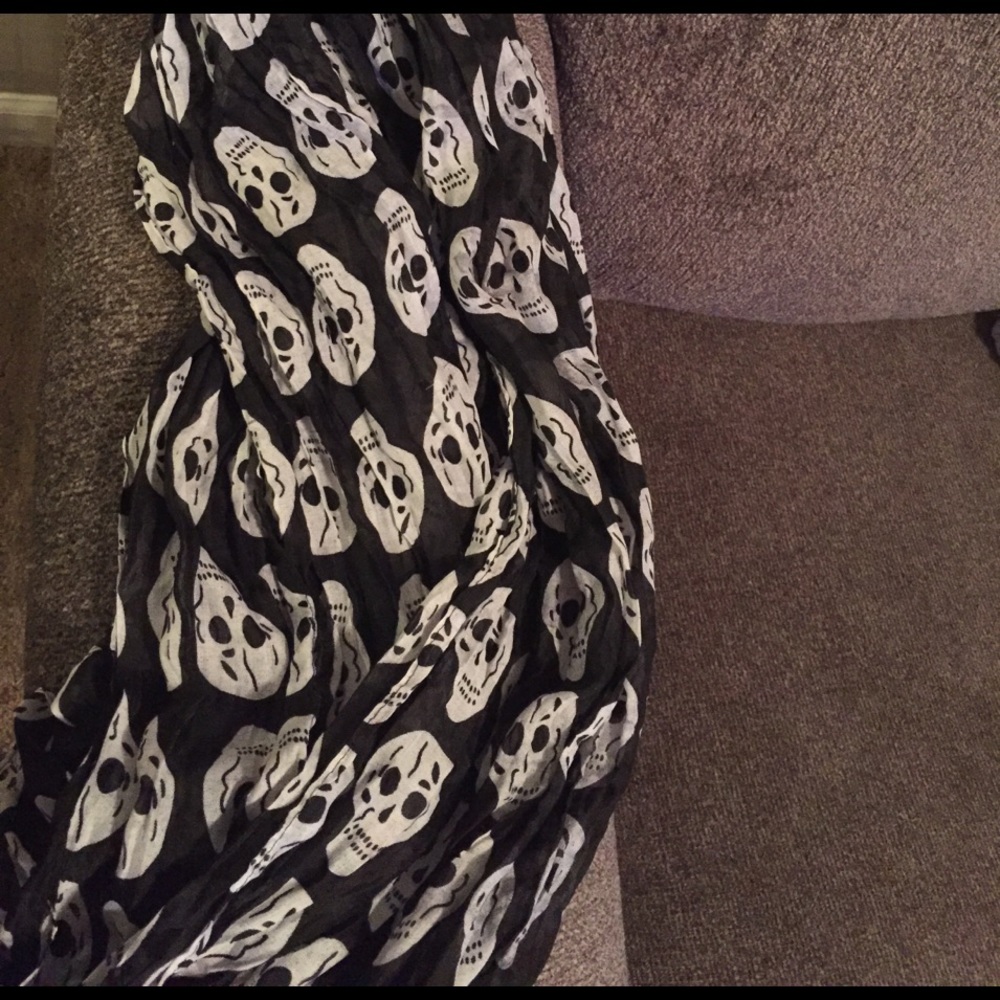 Skulls scarf