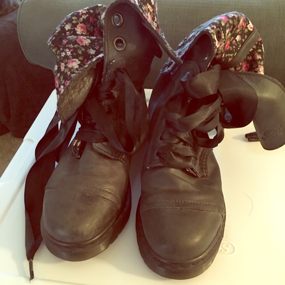 RARE Dr Martens Triumph 1914 Floral Boots