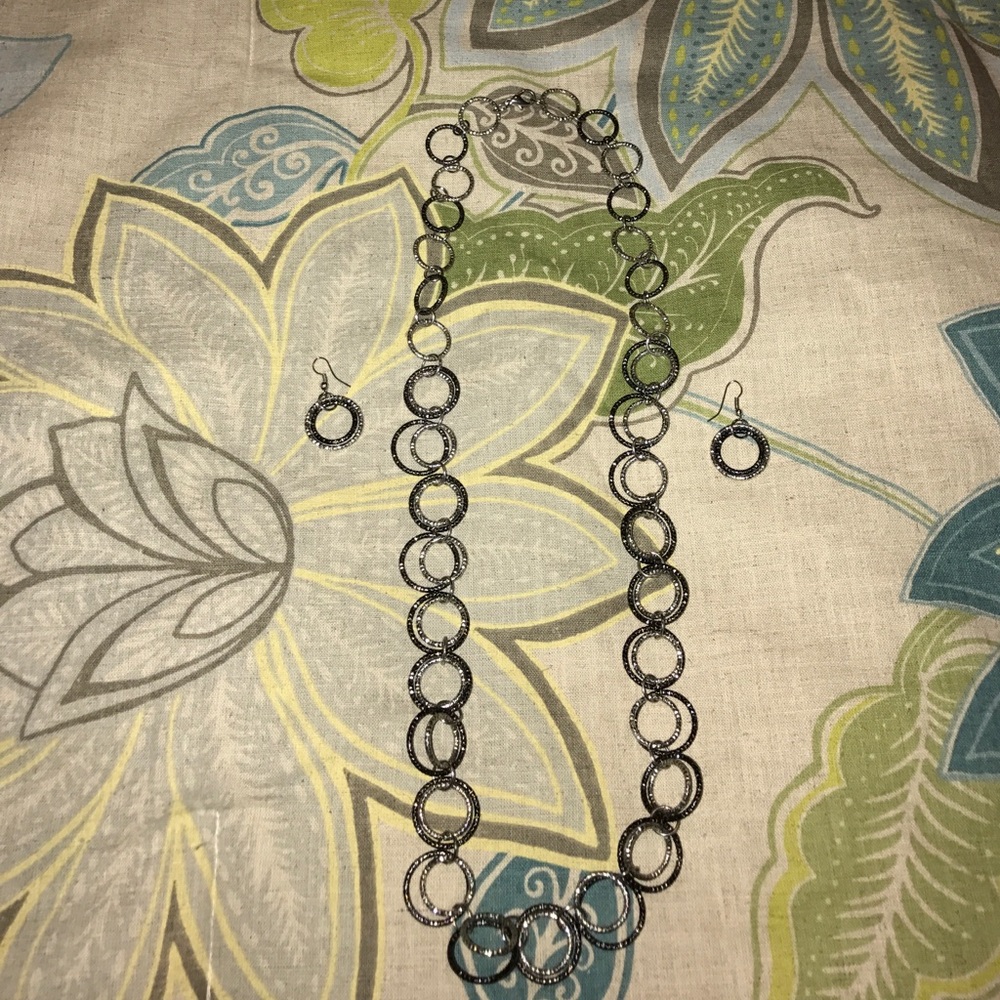 Fashion jewelry set: includes necklace & earrings