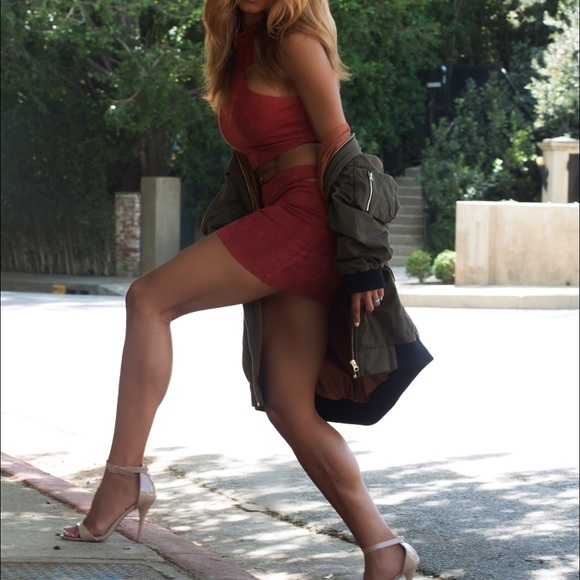 Crimson Mini Skirt//Crop Set - Picture 4 of 4